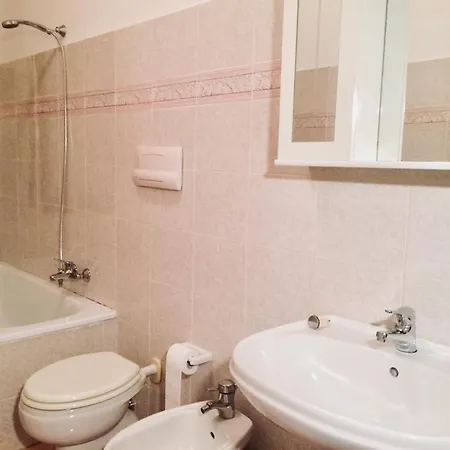 بيت ضيافة A Due Passi لا ماداّلينا